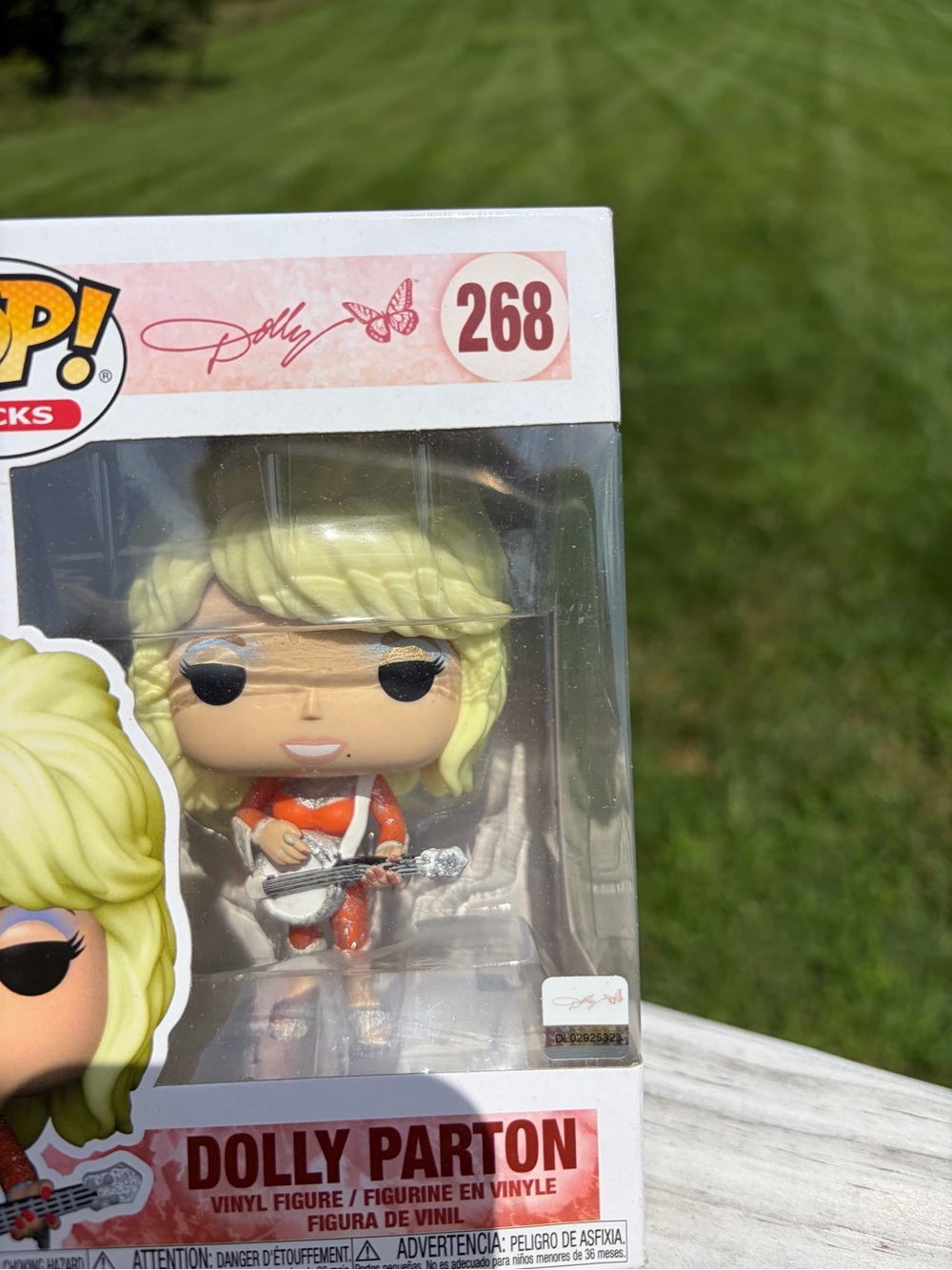 Funko Pop Rocks Dolly Parton #268 Vinyl Figure Standards Size Slight Box Damage - Picture 3 of 9
